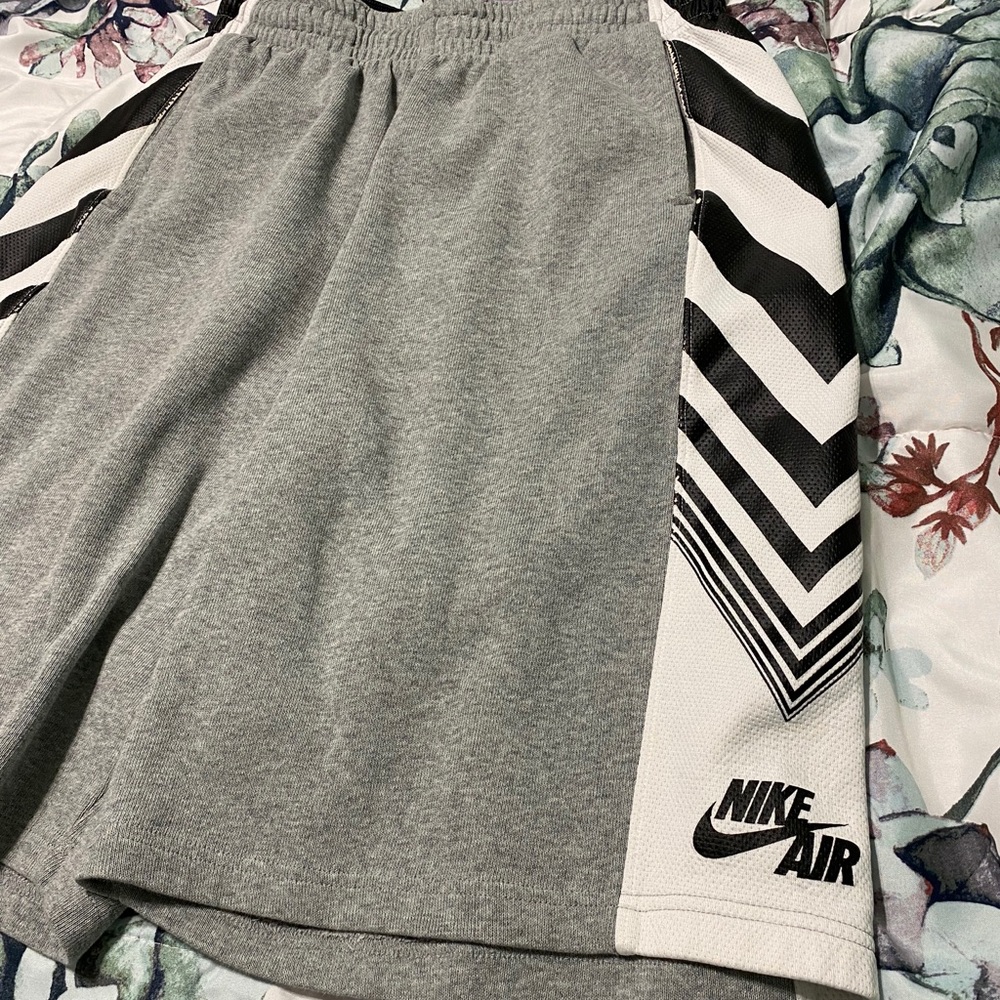 Shorts - Picture 3 of 4